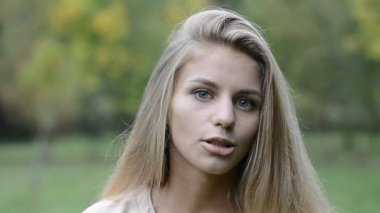 parkta güzel bir genç kız portresi