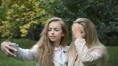 İki çekici sarışın kadın bir selfie alarak