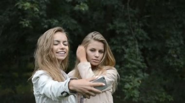 İki en iyi arkadaş güzel genç kız ya da kadın alma selfie