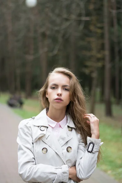 Retrato de uma menina bonita na natureza — Fotografia de Stock