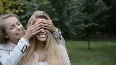 iki sevimli kız parkta oynarken