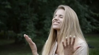 güzel ve genç birbayan duygu portresi konuşmak