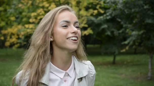 Retrato de uma jovem bela mulher sorridente — Vídeo de Stock