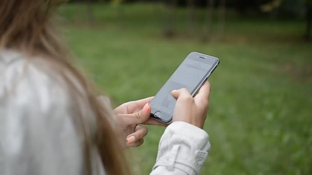 Mujer manos con el teléfono táctil mensajes de desplazamiento escribiendo dedos sms — Vídeo de stock