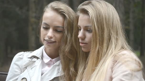 Amigos, dos chicas retratan el uso del teléfono móvil juntas — Vídeo de stock
