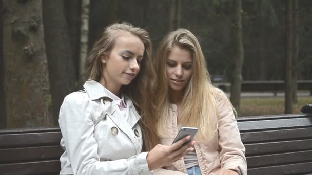 Amigos, duas meninas uso de telefone celular — Vídeo de Stock