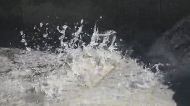 Su jeti ağır çekim. Su damlaları ve sinek bir havada su sıçramalarına.