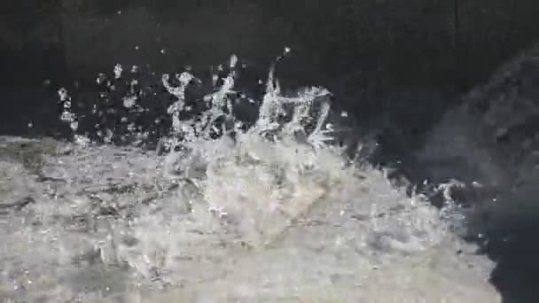 Wasserstrahl-Zeitlupe. Wassertropfen und Spritzer fliegen in die Luft. — Stockvideo