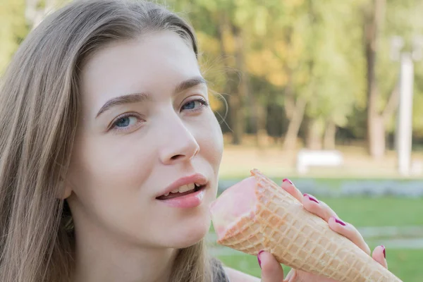 Ritratto di una donna caucasica con gelato — Foto Stock
