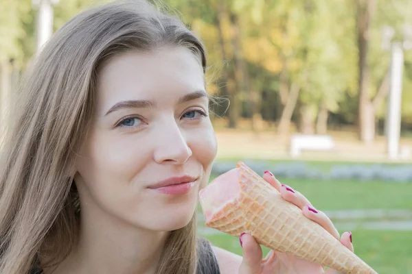 Ritratto di una donna caucasica con gelato nel parco — Foto Stock