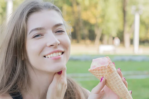 Donna caucasica sorridente con gelato — Foto Stock