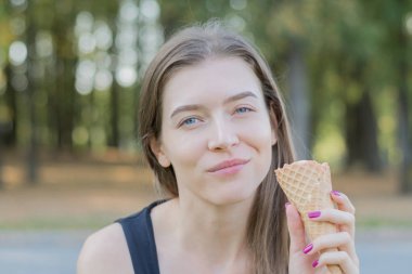 Portre genç dondurma ile güzel kapatın