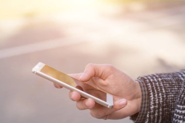 Akıllı cep telefonu kullanan bir adama yaklaş