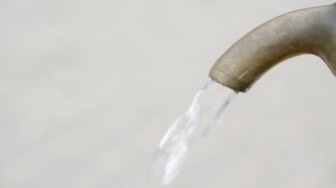 Su akar dışarı borular