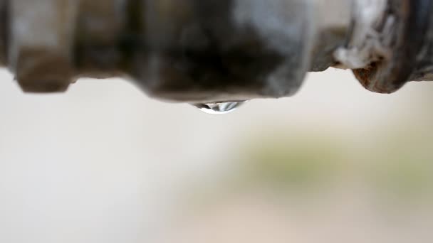 Gota de agua de cerca en una tubería — Vídeos de Stock