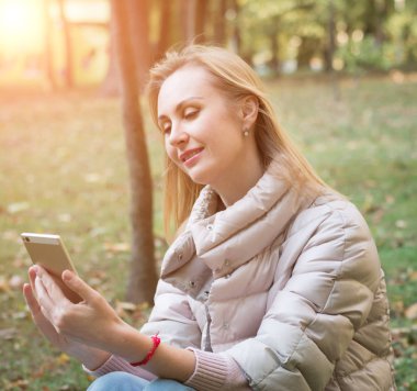 Genç Sarışın kadın okuma Sms