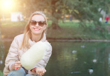 sonbahar park ve genç kadın yemek pamuk şeker