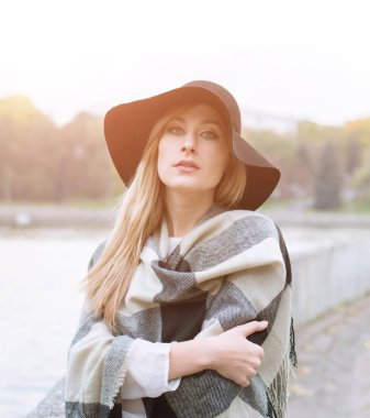 Ciddi ve zarif güzel beyaz bir kız siyah şapkalı bir portresi