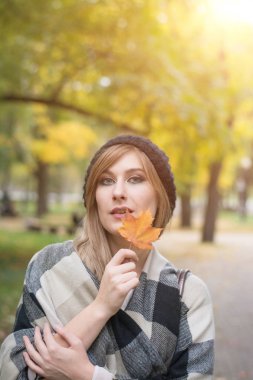 Gülümseyen sonbahar yaprakları ile genç kadın portresi