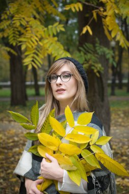 Sonbahar parkında güzel bir kadın.