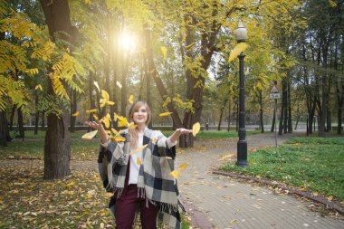 sonbahar Park güzel zarif kadın
