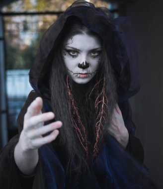 Ufuk portre halloween cadı karanlığın içinde