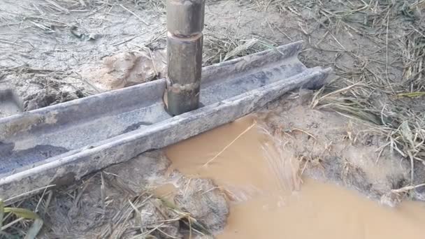 Kleine Bohranlage bei der Arbeit auf einer Baustelle — Stockvideo