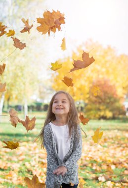 Sevinç Özet: küçük gülen güzel kız