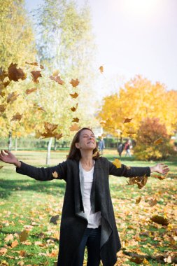 Mutluluk ve sevinç Özet: Sonbahar Park sevimli kadın
