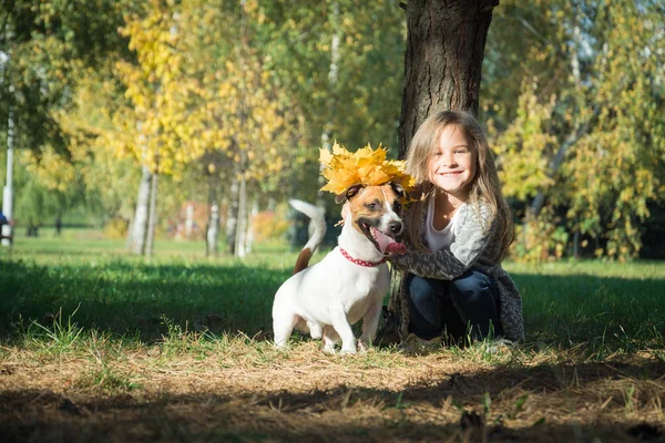 Crianças felizes com cão no parque — Fotografia de Stock