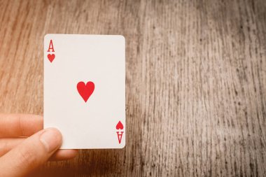 adam el ve iskambil kupa ası