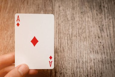 adam el ve oyun kağıdı