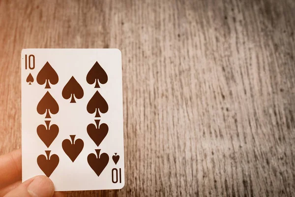Рука людини і гральна картка — стокове фото