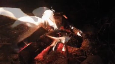 küçük kamp ateşi yakma