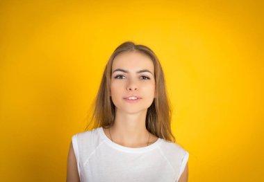 Öğe, dikey, sarı zemin üzerine izole kopya alanı boş yer güzel bir kadın