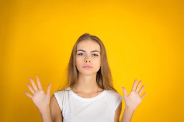 Sarı arka plan bir güzel genç kadın portresi