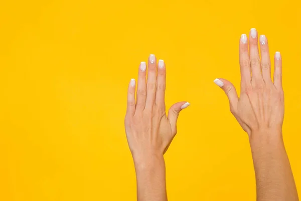 Mulher Mãos Sobre Fundo Amarelo Com Copyspace — Fotografia de Stock