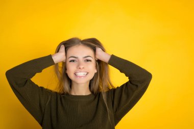 güzel bir genç gülümseyen kadın portresi