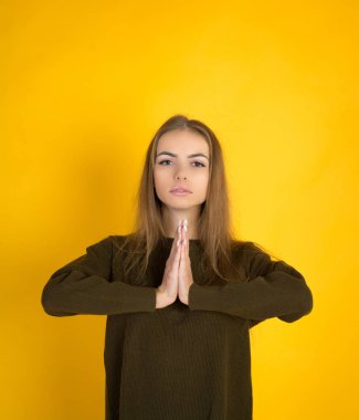 sarı arka plan üzerinde güzel genç kadın portresi