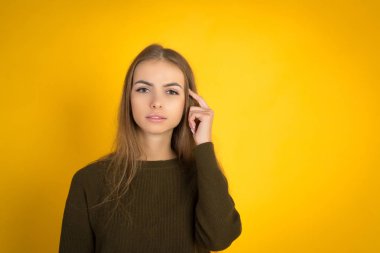 Güzel güzel kadın düşünme jest