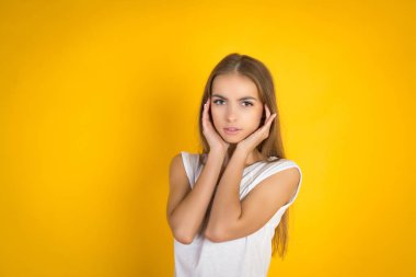 Kameraya bakarak mutlu güzel kadın