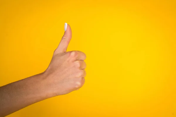 Mulher Mãos Sobre Fundo Amarelo Com Copyspace — Fotografia de Stock