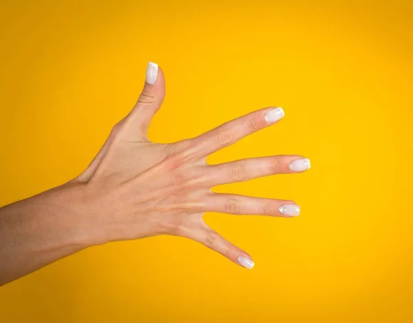 Mulher Mãos Sobre Fundo Amarelo Com Copyspace — Fotografia de Stock