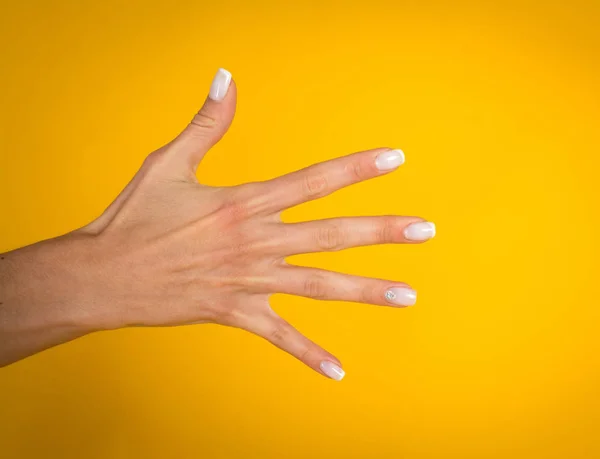 Mulher Mãos Sobre Fundo Amarelo Com Copyspace — Fotografia de Stock