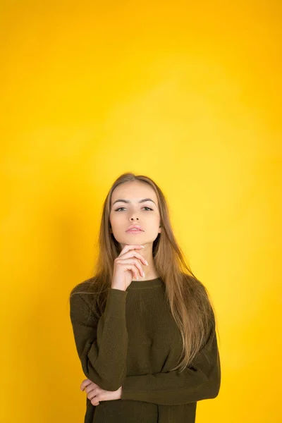 Retrato da bela jovem no fundo amarelo — Fotografia de Stock