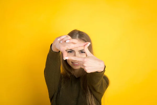 Retrato da bela jovem no fundo amarelo — Fotografia de Stock