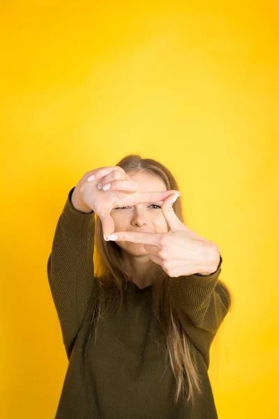 Retrato da bela jovem no fundo amarelo — Fotografia de Stock