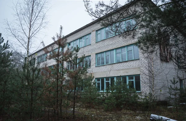 Abandoned building, soviet union architecture — Stock Photo, Image