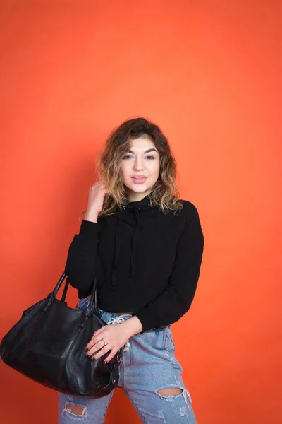 긍정적인 젊은 여자 가방 — 스톡 사진
