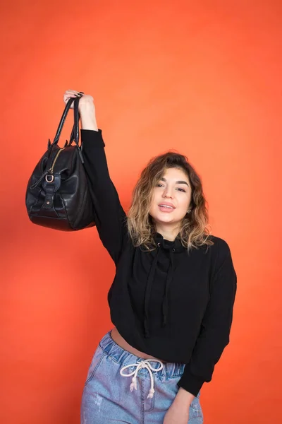 Compras resumo: menina bonita com um saco preto — Fotografia de Stock